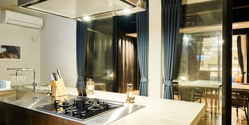 Full-size fridge, microwave, stovetop, coffee/tea maker