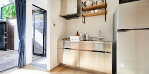 Geladeira grande, micro-ondas, cooktop, cafeteira/chaleira
