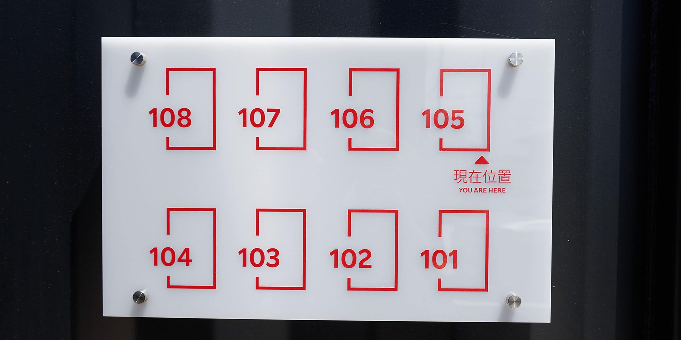 Segnaletica con numeri di stanza da 101 a 108.