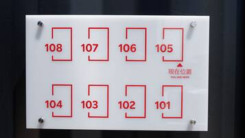 Segnaletica con numeri di stanza da 101 a 108.