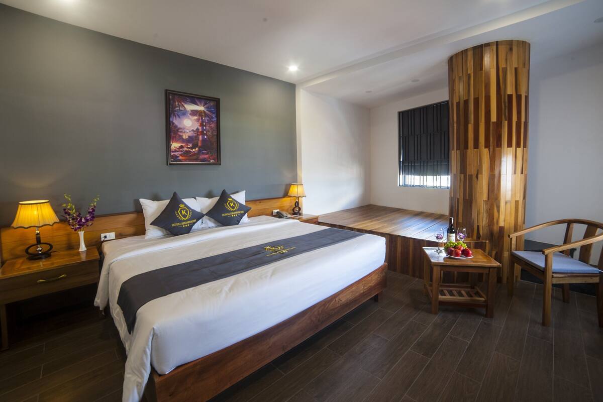 Executive Room | Premium bedding, down duvets, memory-foam beds, minibar