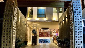 La entrada al Hotel Royal Khanh, con un letrero iluminado y llamativo.