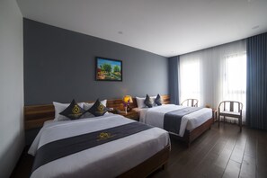 Premium bedding, down comforters, memory foam beds, minibar - Royal Khanh Hotel (Tuy Hoa)