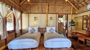 1 bedroom, individually decorated, individually furnished, desk - Wah Phyu Villa (Thabaung)