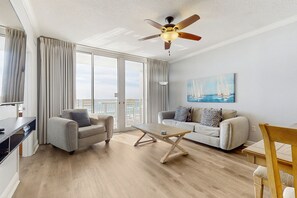 TV, bøker og stereoanlegg