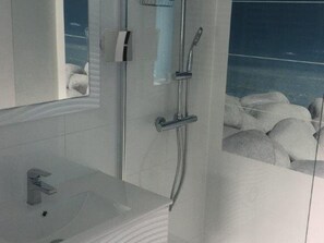 Bathroom - Bright apartment with balcony, parking and pets allowed (Royan)