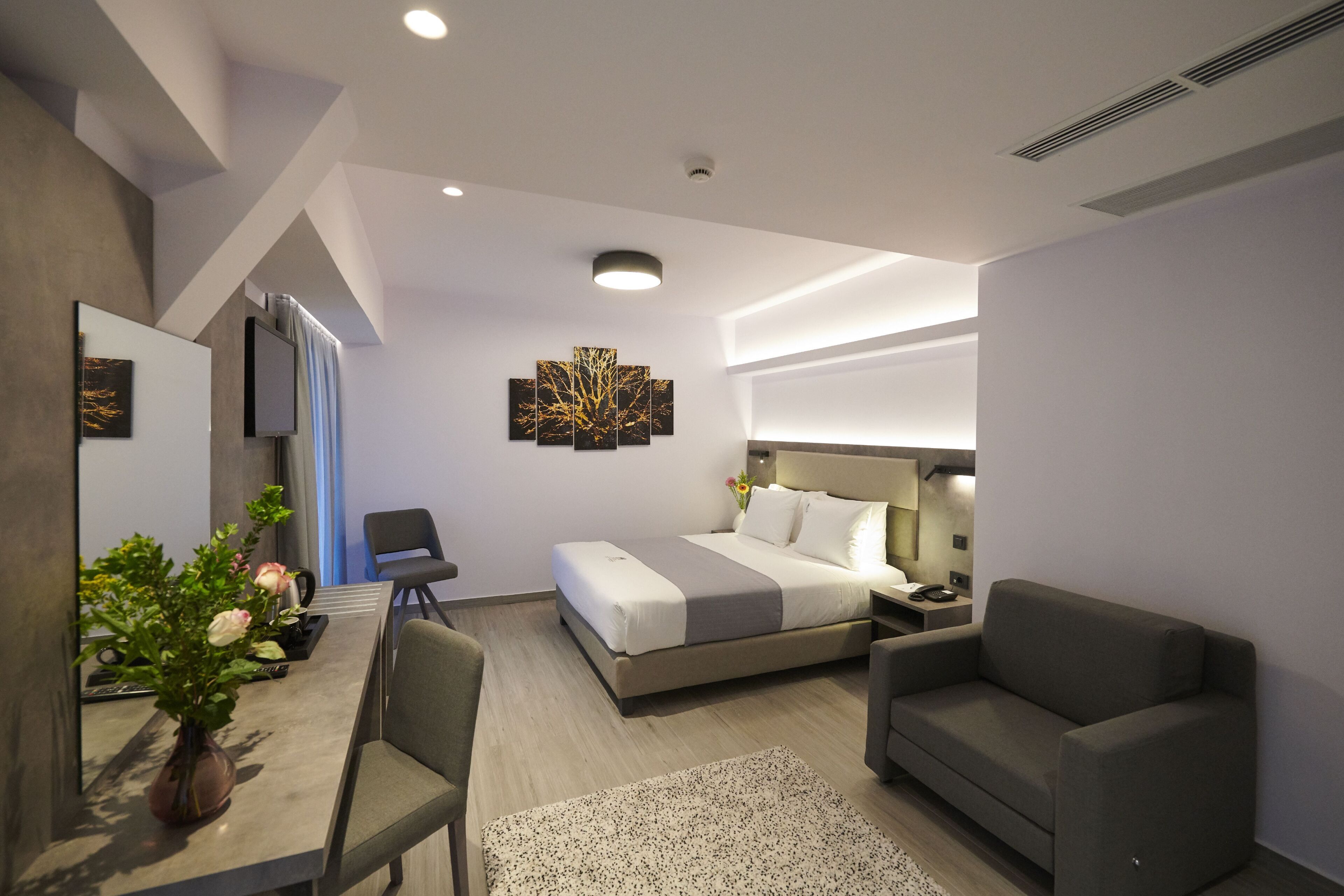 Superior trippelrum | Sängtillbehör av högsta kvalitet och värdeförvaringsskåp på rummet