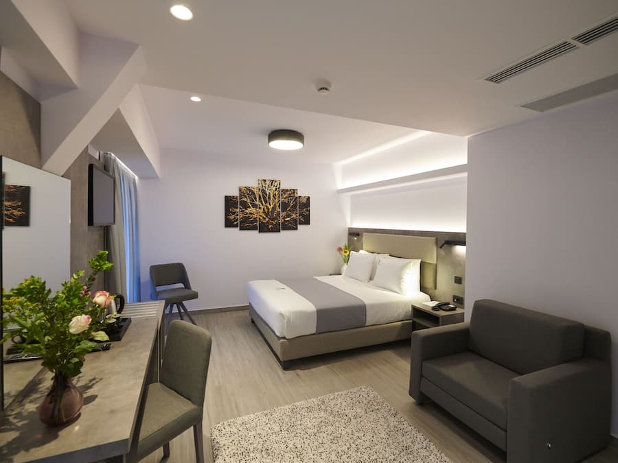 Quarto triplo superior | Roupas de cama premium, cofres nos quartos, escrivaninha