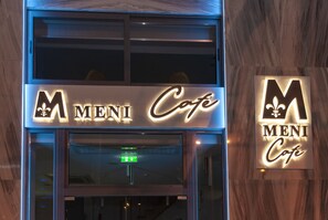 Front of property – evening/night - Meni Hotel (Athens)