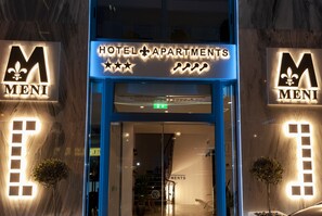 Fachada de la propiedad por la tarde o noche