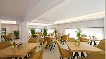 Desayuno buffet (EUR 8 por persona)