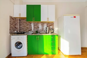 Réfrigérateur, surface de cuisson, chaise haute, plaque chauffante