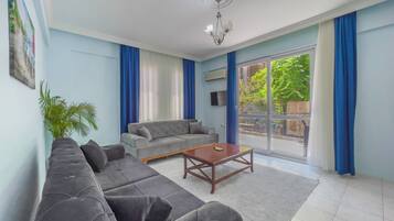 1+1 Genis Deluxe Daire / Apartment | Living room | 32-inch LED TV with satellite channels, TV, first-run movies