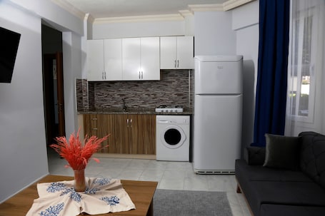 1+1 Standart Deluxe Daire / Apartment | Living area | 32-inch LED TV with satellite channels, TV, first-run movies