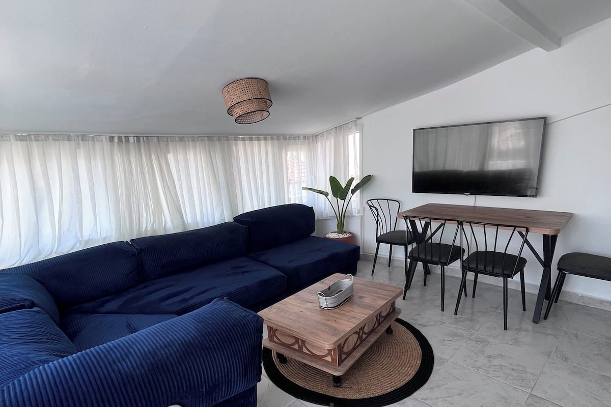 Departamento familiar | Área de sala de estar | Televisión LED de 32 pulgadas con canales vía satélite y televisión