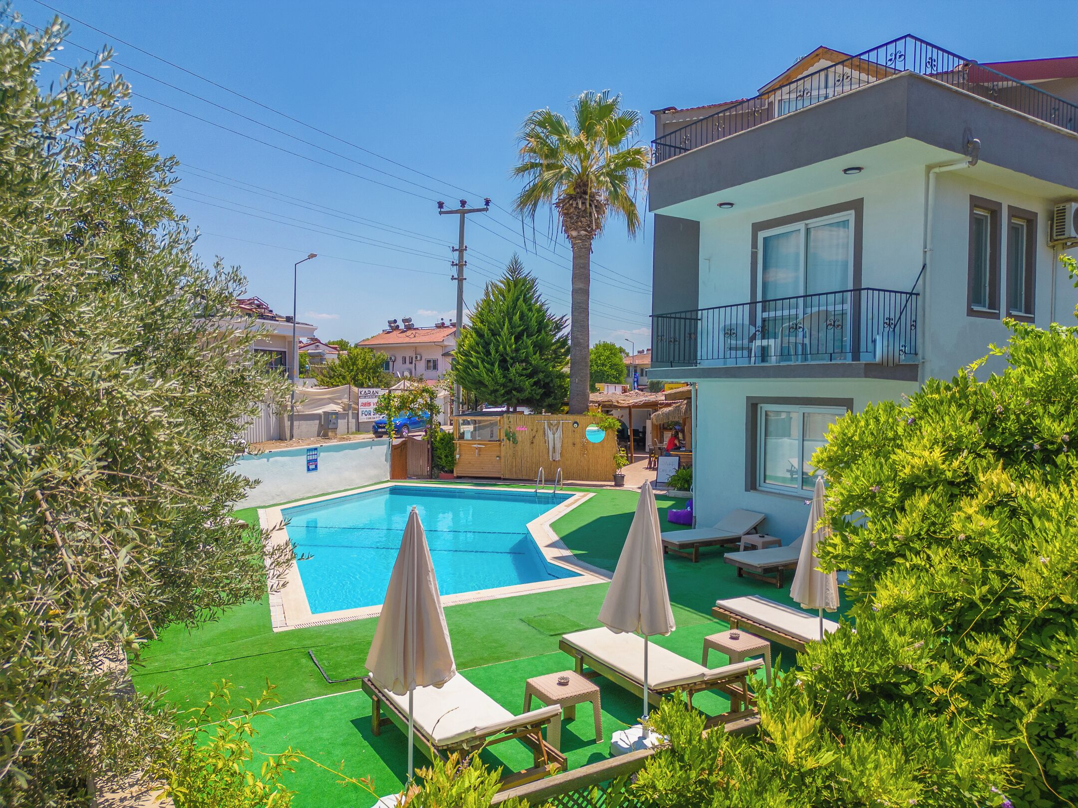Piscine extérieure (ouverte en saison), parasols de plage
