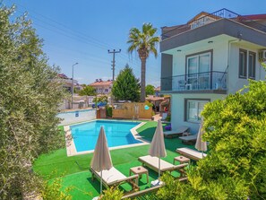 Piscina stagionale all'aperto, ombrelloni da piscina, lettini