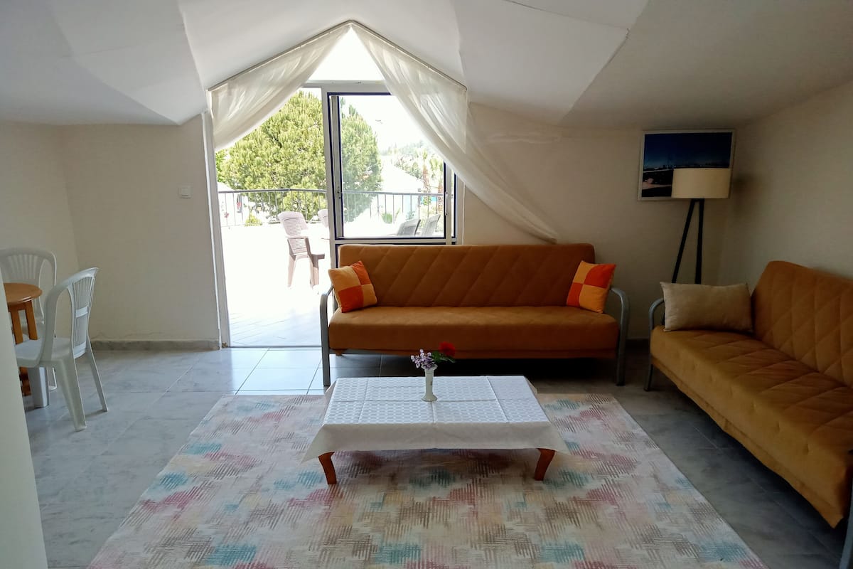 1+1 Cati Kati Terasli Daire / Apartment | Área de sala de estar | Televisión LED de 32 pulgadas con canales vía satélite y televisión