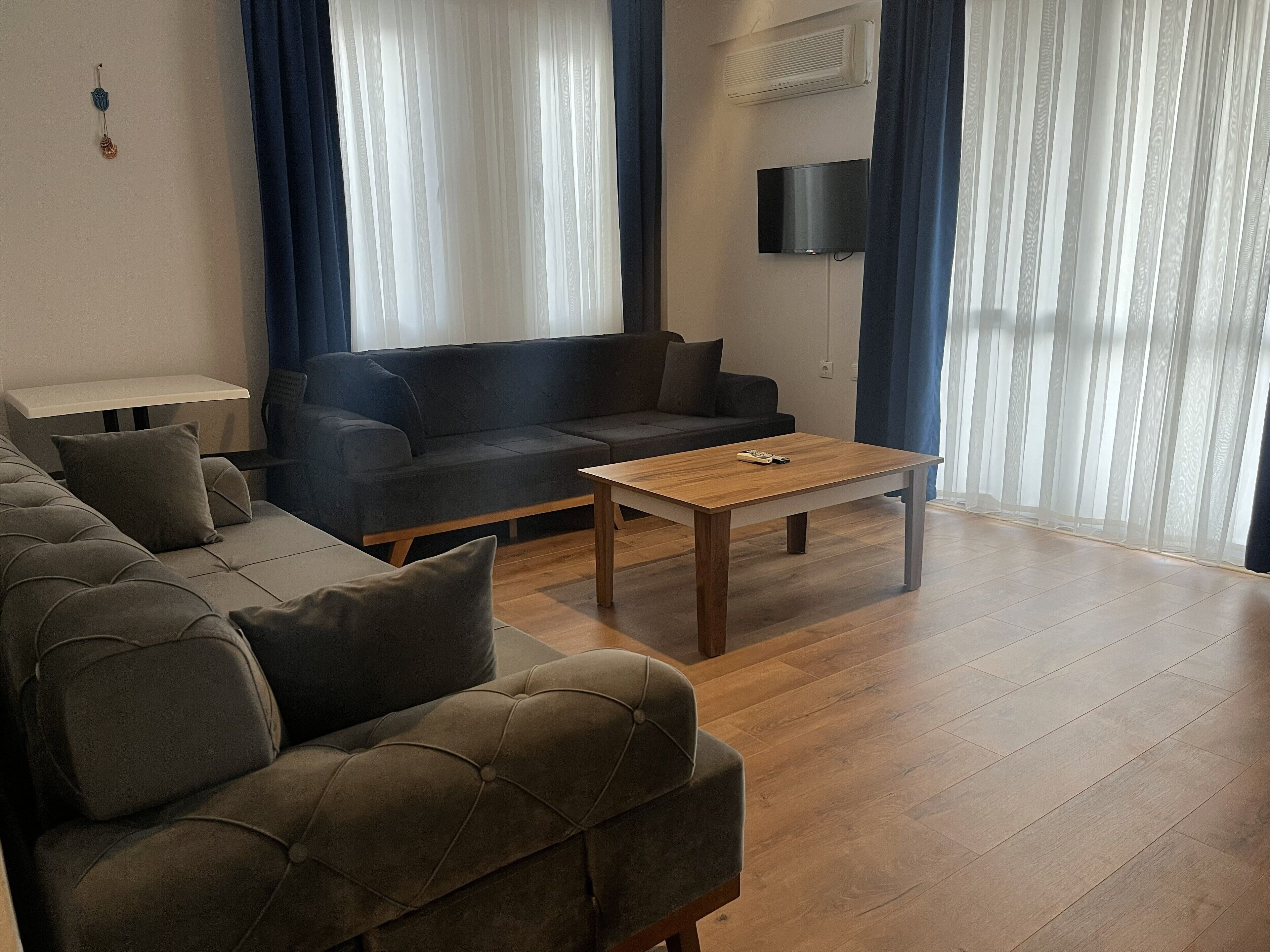 1+1 Standart Deluxe Daire / Apartment | Oleskelualue | 32–tuumainen LED-televisio, jossa satelliittikanavat