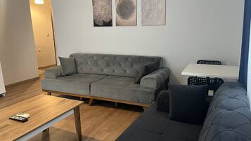 1+1 Standart Deluxe Daire / Apartment | Área de sala de estar | Televisión LED de 32 pulgadas con canales vía satélite y televisión