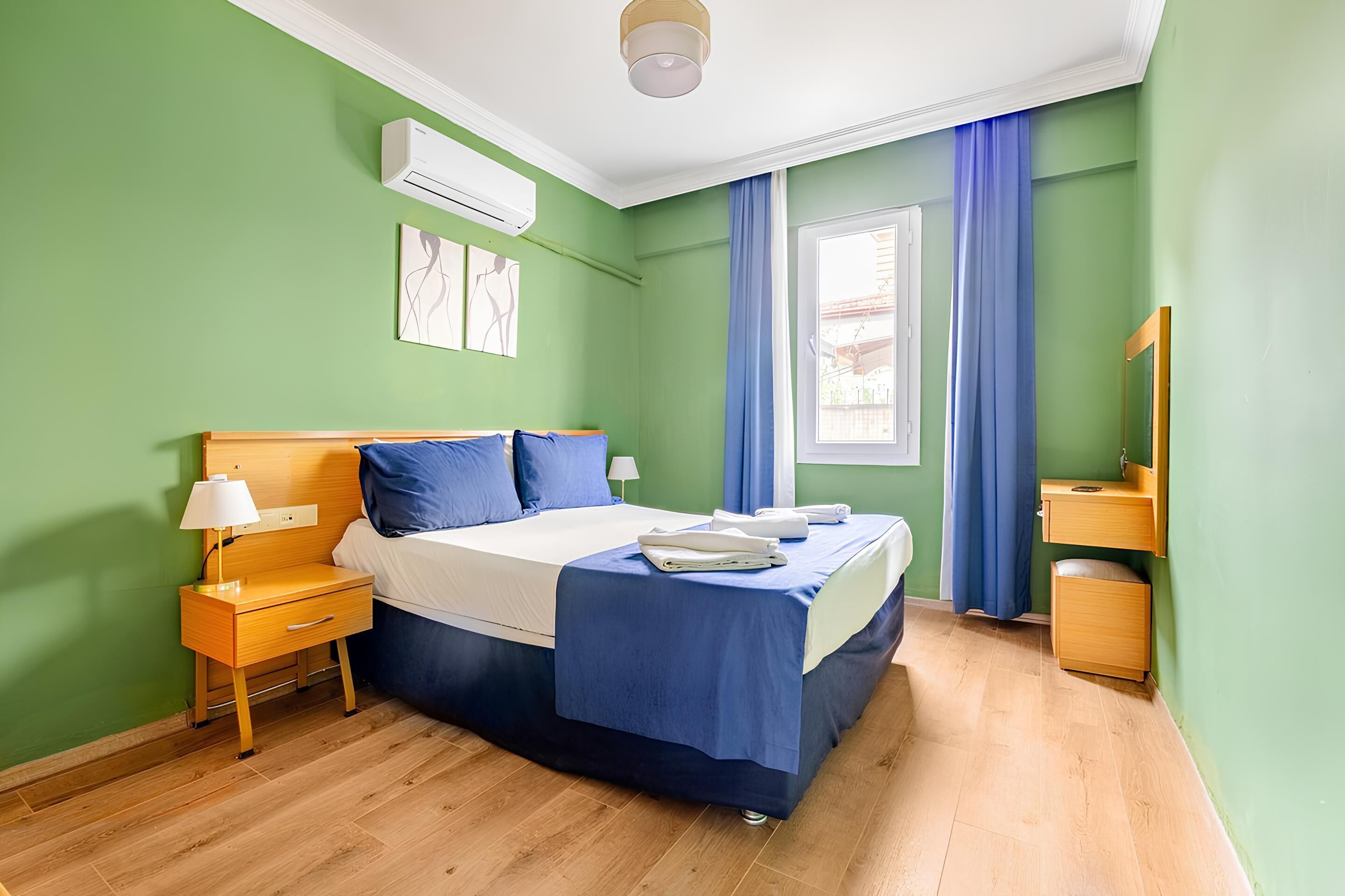 Premium bedding, individually decorated, desk, soundproofing
