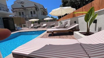 Piscine extérieure (ouverte en saison), parasols de plage