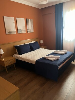 Familiekamer | Luxe beddengoed, individueel gedecoreerd, een bureau, geluiddichte muren