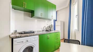 Refrigerador, placa de cocina, silla alta para bebés, plancha de cocina