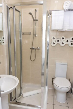City Apartment, 1 Bedroom, Kitchen, Garden View | Bathroom