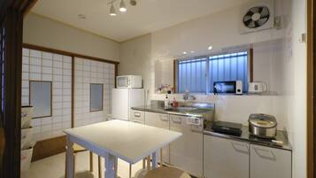 Classic-talo, tupakointi kielletty | Yksityinen keittiö | Jääkaappi, mikroaaltouuni, liesi, riisinkeitin