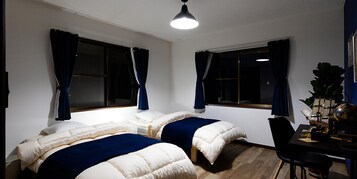 House | 3 bedrooms, down comforters, blackout drapes, iron/ironing board