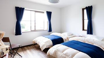 House | 3 bedrooms, down comforters, blackout drapes, iron/ironing board