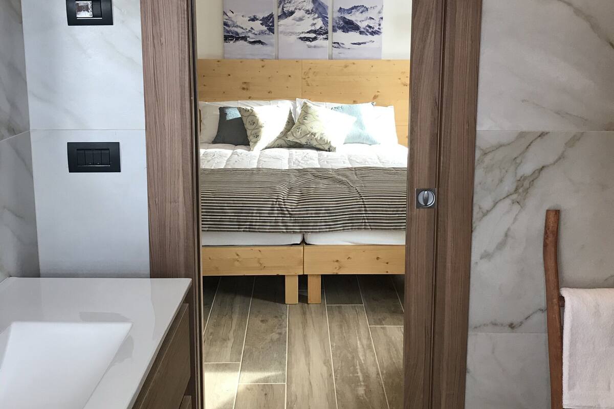 Egyptian cotton sheets, premium bedding, down duvets, pillow-top beds