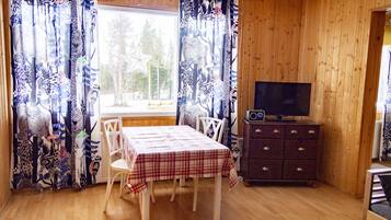 Wolf Apartment | Decoración personalizada, muebles diferentes y cortinas blackout