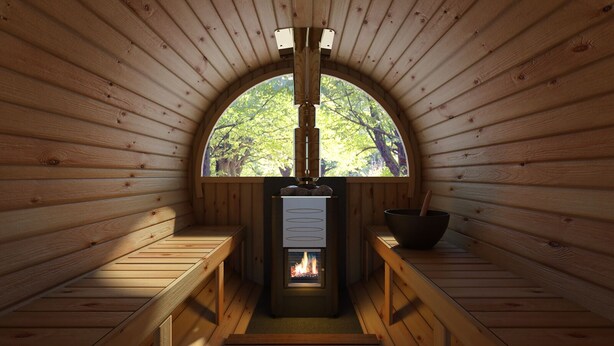 Puinen sauna, jossa on penkit, keskeinen takka ja ikkuna, josta avautuu näkymä puihin.