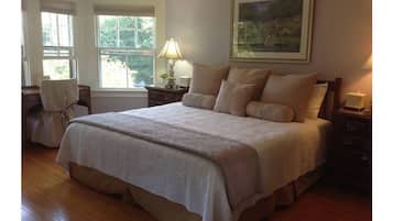 1 bedroom, desk, iron/ironing board, WiFi