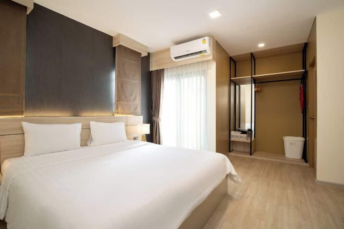 Minibar, in-room safe, desk, blackout drapes