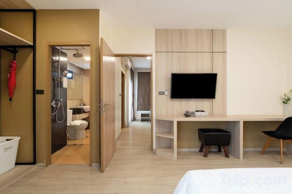 Minibar, in-room safe, desk, blackout curtains