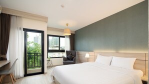 Minibar, két bảo mật tại phòng, bàn, màn/rèm cản sáng