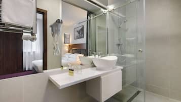 In-room safe, soundproofing, iron/ironing board, free WiFi