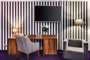 Suite, 1 King Bed with Sofa bed, Non Smoking (with Sofabed)