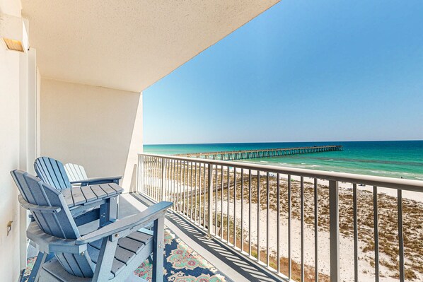 Property grounds - 6th Floor Airy Condo w/ On-Site Pool & Hot Tub, Quick Walk To The Beach (Navarre Beach)