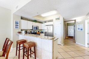 Fridge, microwave, oven, stovetop - 6th Floor Airy Condo w/ On-Site Pool & Hot Tub, Quick Walk To The Beach (Navarre Beach)