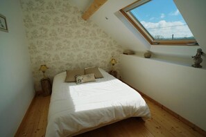 6 bedrooms, desk, travel cot, free WiFi