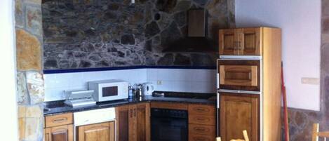 Jääkaappi, mikroaaltouuni, uuni, keittoastiat/astiat/ruokailuvälineet