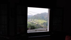 A room with a large window overlooking a rural landscape. - Pitos House, Fijuecas (Fijuecas)