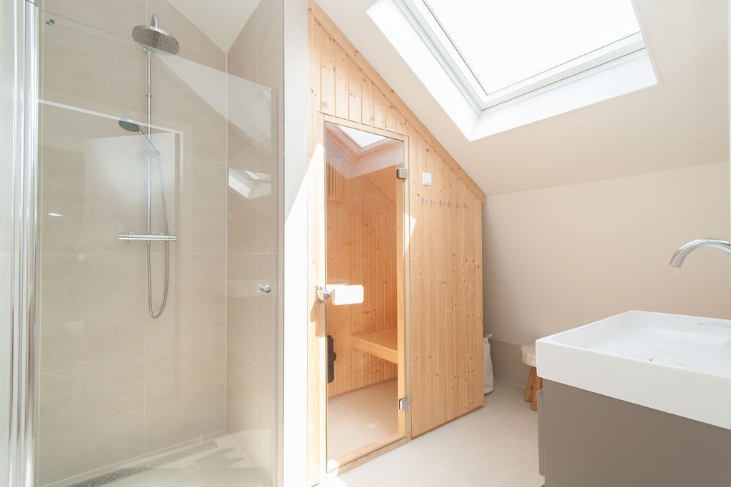 Douche, serviettes fournies, papier toilette