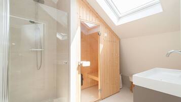 Douche, serviettes fournies, papier toilette