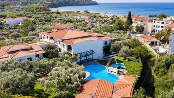 Vista frontal de la propiedad