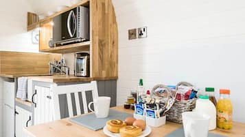 Escritorio, sistema de insonorización, wifi gratis y ropa de cama